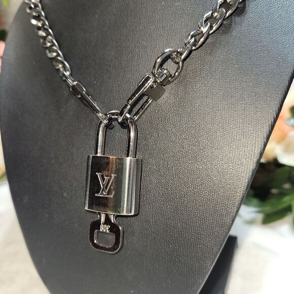 LV #308 AUTHENTIC Silver Lock & Key #308 with dustbag and Unbranded chain - Picture 4 of 12